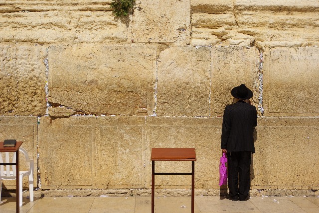 Ein ultra-orthodoxer Jude betet an der Klagmauer in Ost-Jerusalem